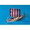 Detailně propracovaná neplovoucí maketa vikinské lodi z 9. století dánské firmy Billing Boats. Stavebnice v rozsypu v měřítku 1:50 pro začínající stavitele.