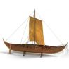 Detailně propracovaná neplovoucí maketa vikinské lodi z 11. století nalezené u dánského Roskilde s dřevěným plaňkovaným trupem o délce 570 mm dánské firmy Billing Boats. Stavebnice v rozsypu v měřítku 1:25 pro mírně pokročilé stavitele. Dodáváme na předchozí objednávku.