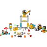 Stavebnice pro předškoláky LEGO® DUPLO® Stavba s věžovým jeřábem 10933 přináší pestrou škálu strojů, činností a postav, které inspirují k přehrávání příběhů a rozvíjení dovedností. Na staveništi plném funkcí a doplňků budou mít děti neustále co objevovat.