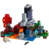 Stavebnice Zničený portál od LEGO® Minecraft™ provede fanoušky populární online hry starodávným portálem do světa multidimenzionálních dobrodružství.