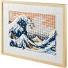 Milovníci umění a klasických maleb si zamilují tuto neuvěřitelnou stavebnici z řady LEGO® Art pro dospělé. Vytvořte repliku LEGO jednoho z nejikoničtějších děl se stavebnicí Hokusai – Velká vlna.