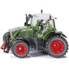 Kovový model traktoru Fendt 724 Vario v měřítku 1:32. Se zatáčením předních kol pomocí volantu a otevíracím krytem motoru. Kabinu se sklopnými zrcátky a majáčky lze oddělat. Přední držák a tažné zařízení. Vhodné pro hraní i sběratelství. Kvalitní autentické zpracování z kovu a plastu.