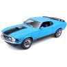 Kovový model auta 1:18 Maisto 31453 Ford Mustang Mach 1 1970 nejen pro sběratele. Model je v detailním provedení na plastovém podstavci. Barva modelu je modrá a je přibližně 27 cm velký.