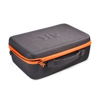 AK Interactive Special Transport Cloth Case je elegantný textilný kufrík s ergonomickou rukoväťou, určený na bezpečný prenos a prehľadné uskladnenie až 60 štandardných hobby barvičiek (17–18 ml). Disponuje polstrovanými penovými vložkami a sieťovým vreckom vo veku na doplnky. 
