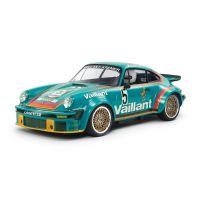 Limitovaná edícia k 50. výročiu prvého R/C modelu Tamiya prináša Porsche 934 na unikátnom podvozku s motorom vzadu a vlečnými ramenami pre maximálnu vernosť predlohe. Súčasťou balenia sú špičkové TRF tlmiče, magnetické držiaky karosérie pre výstavné účely a exkluzívny očíslovaný štítok pre každého zberateľa.