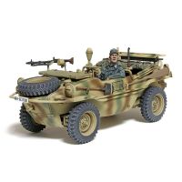 Plastiková stavebnica Tamiya v mierke 1:35 stvárňuje nemecký obojživelný Schwimmwagen Typ 166 vo verzii so širokými kolesami. Model vyniká detailne spracovaným motorom, interiérom a figúrkami posádky, pričom ponúka autentický pohľad na jeden z najvšestrannejších strojov 2. svetovej vojny.