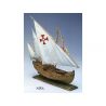 Stavebnice statické makety lodi, AMATI Niňa karavela z roku 1492 v měřítku 1:65 kit. Jedna ze tří lodí, s nimiž Columbus objevil Ameriku. Tento model je součástí série Columbus společnosti AMATI. Dřevěné díly jako kýl a obšívka jsou řezány laserem, obsahuje plachty, lanoví, stožáry, kování a plány.