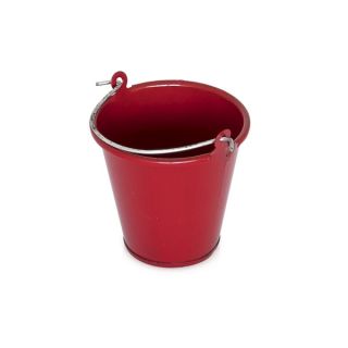 Červený kovový kbelík